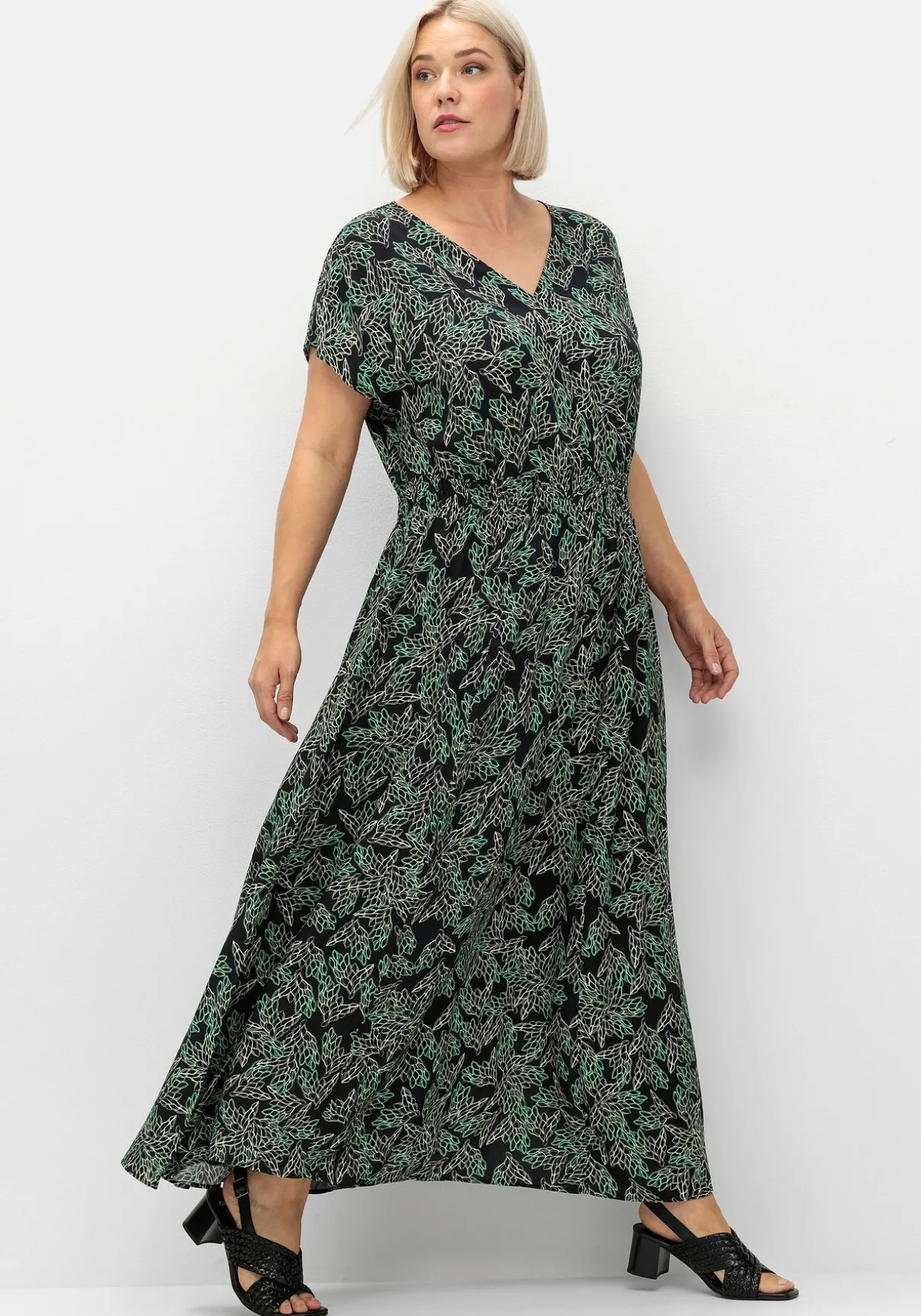 Maxikleid mit Alloverdruck und gesmokter Taille