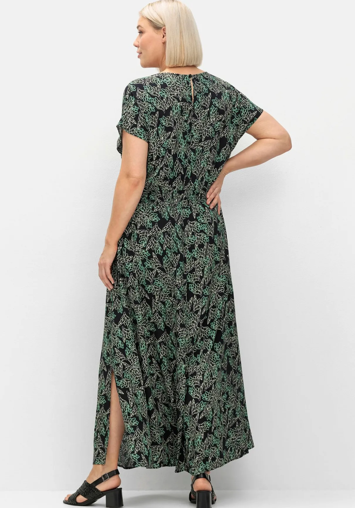 Maxikleid mit Alloverdruck und gesmokter Taille