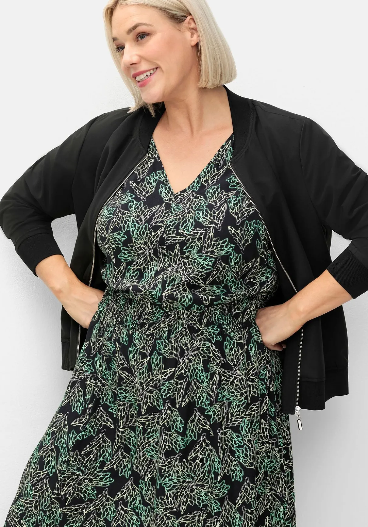 Maxikleid mit Alloverdruck und gesmokter Taille