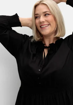 Maxikleid mit Smokbund und Volantrock