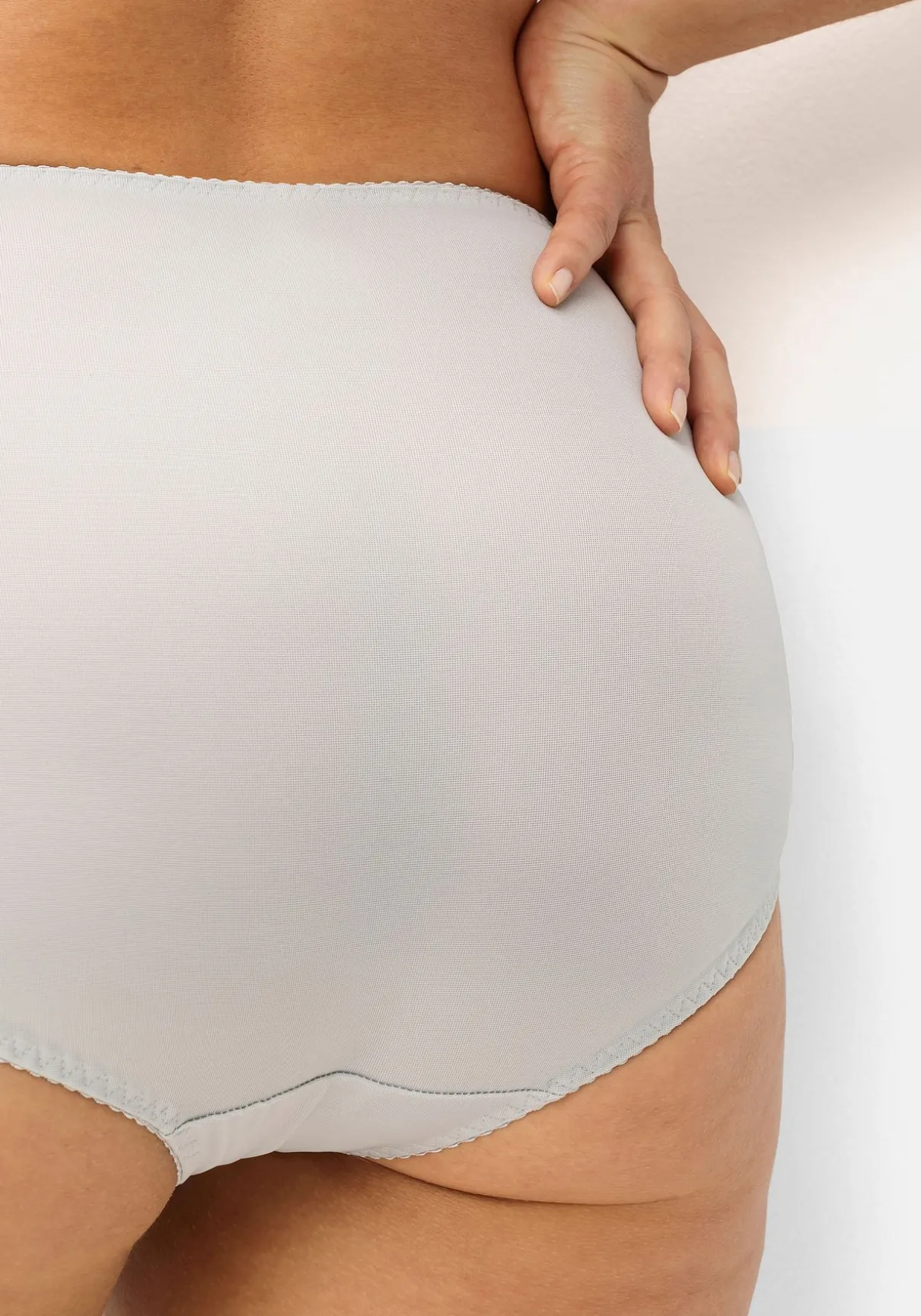 Miederslip mit Spitzeneinsatz vorn