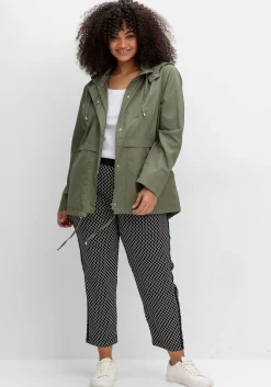 Outdoorjacke mit Kapuze und Stehkragen