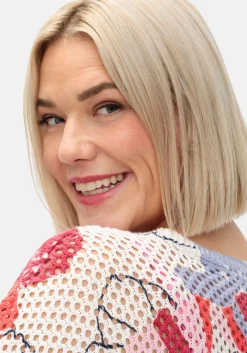 Pullover im Ajourstrick, mit Blumenmuster