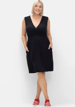 Ärmelloses Kleid in Wickeloptik mit gesmokten Details