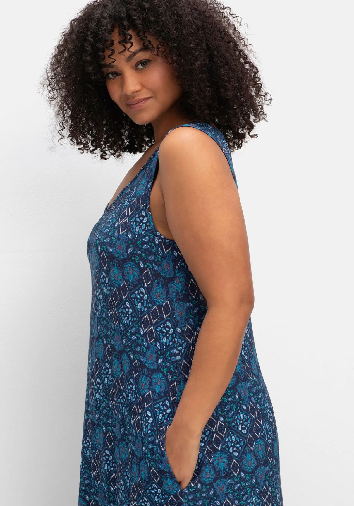 Ärmelloses Midi-Jerseykleid mit Ornamentprint