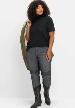 Rollkragenpullover mit kurzen Armen, in figurnaher Form