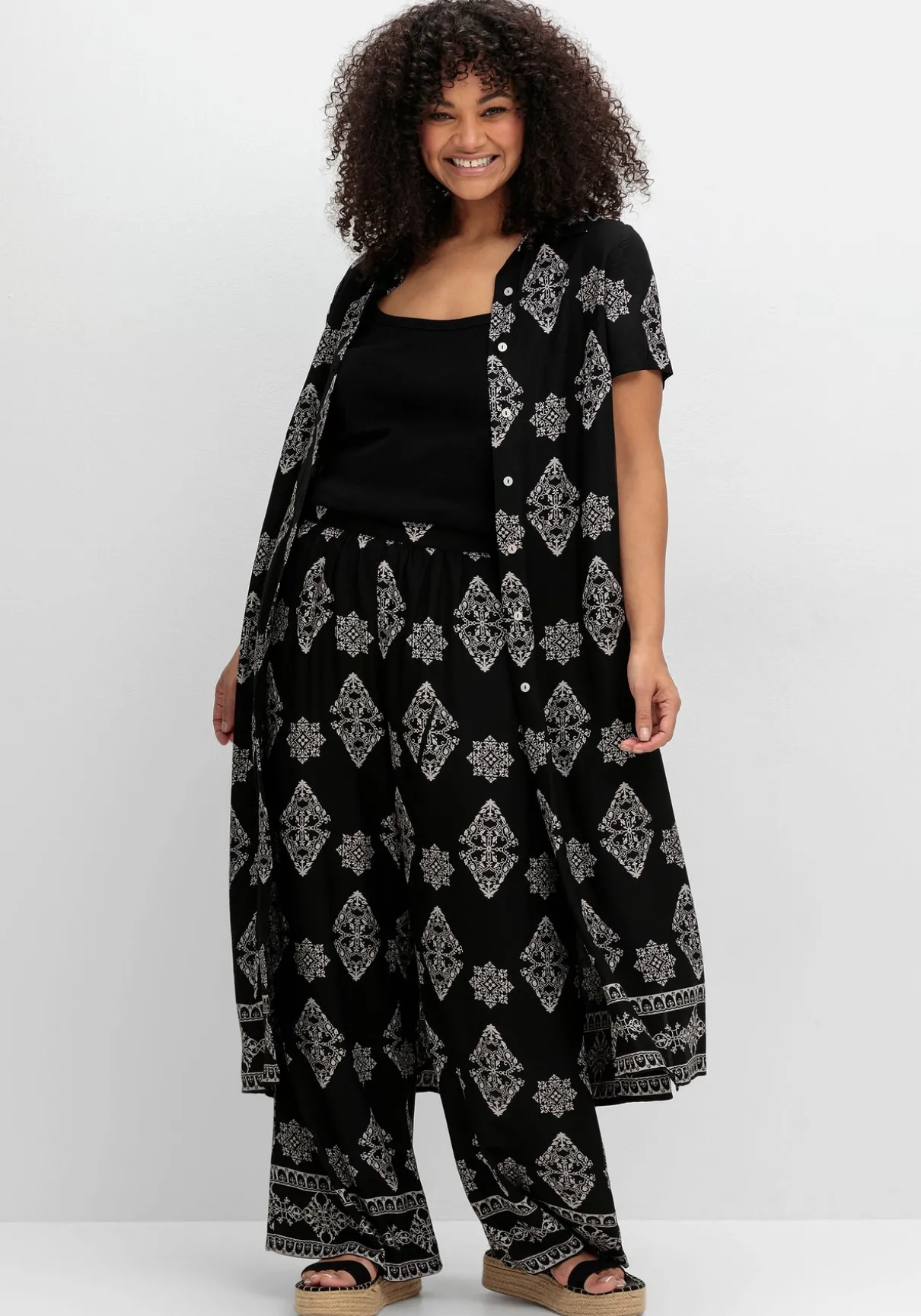 Schlupfhose mit Allover- und Bordürendruck