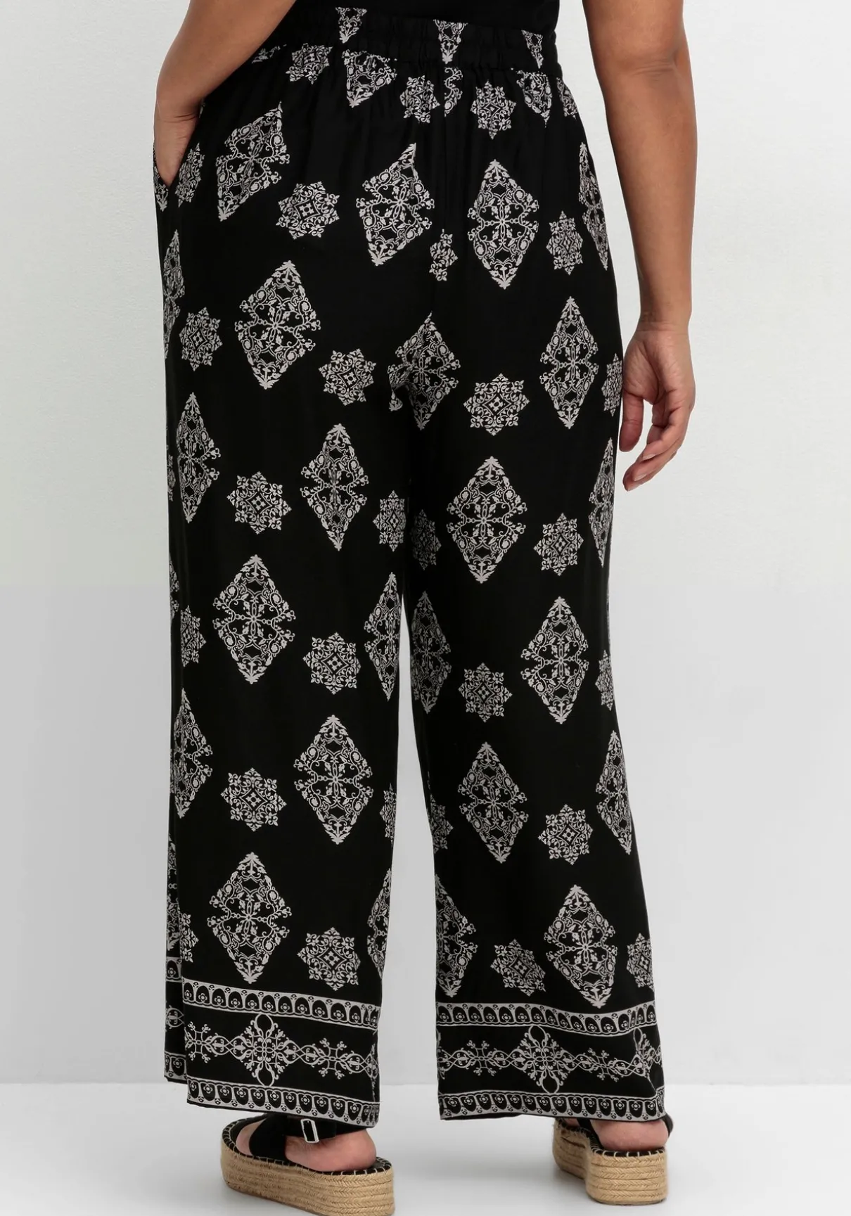 Schlupfhose mit Allover- und Bordürendruck