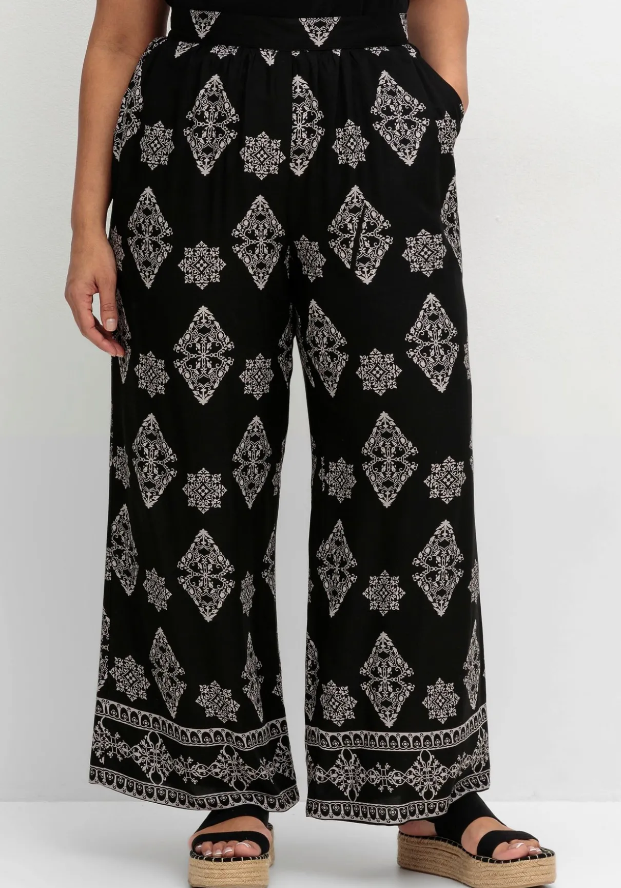 Schlupfhose mit Allover- und Bordürendruck