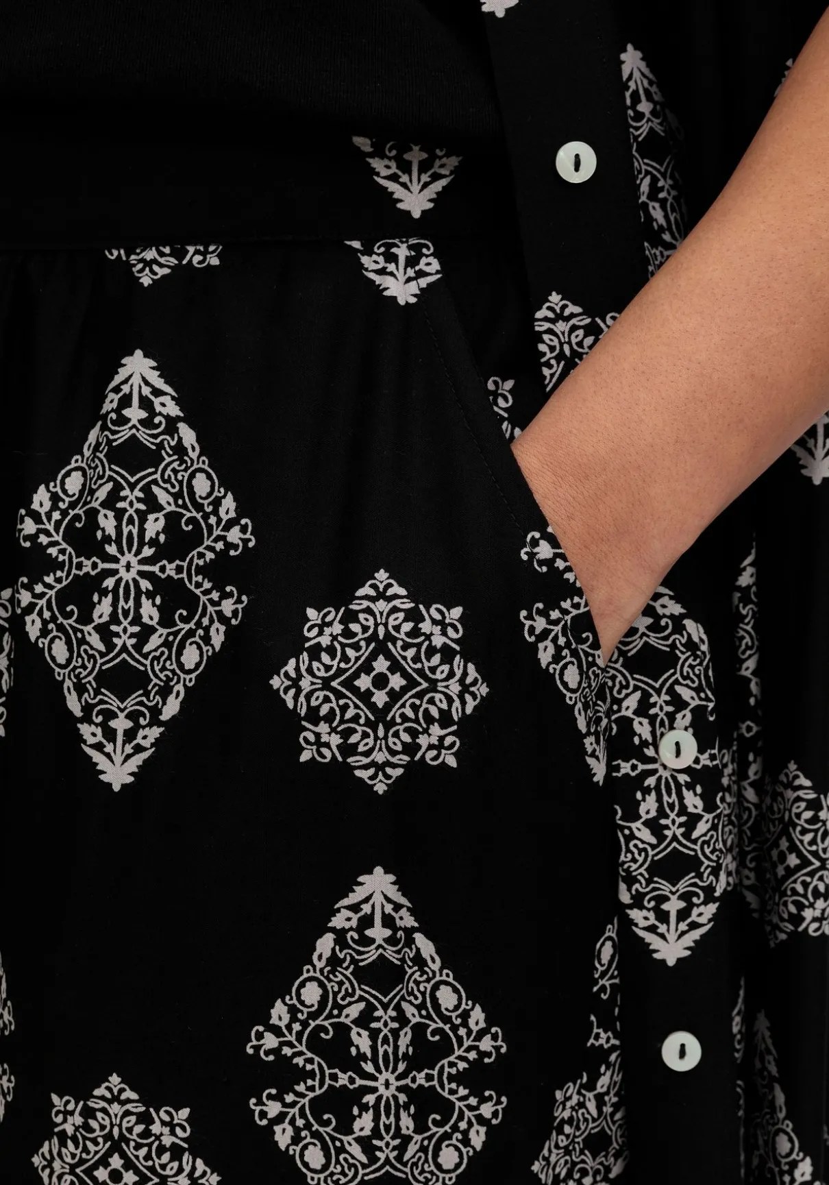 Schlupfhose mit Allover- und Bordürendruck