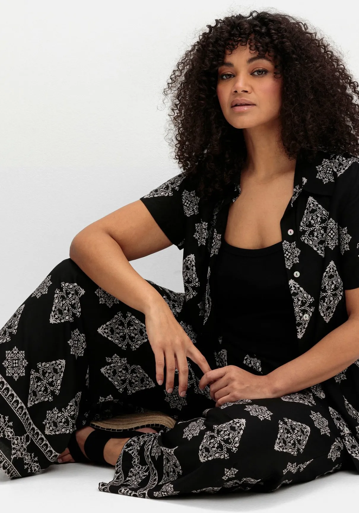 Schlupfhose mit Allover- und Bordürendruck