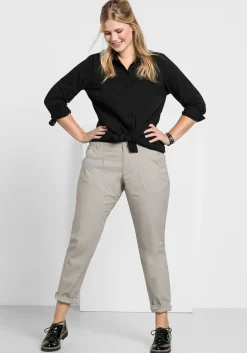 Schmal zulaufende Chinohose mit Bundfalten