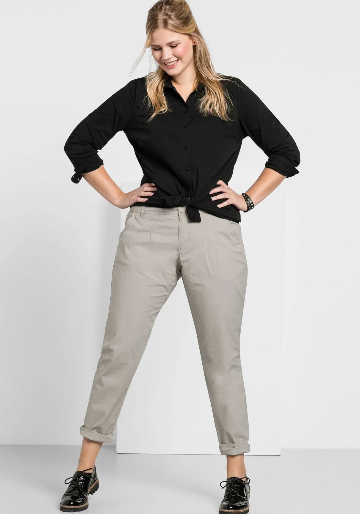 Schmal zulaufende Chinohose mit Bundfalten