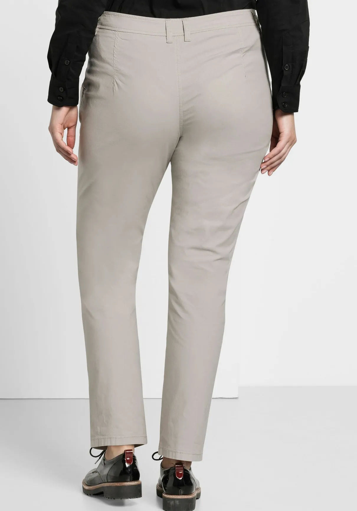 Schmal zulaufende Chinohose mit Bundfalten