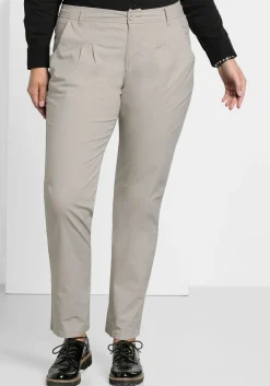 Schmal zulaufende Chinohose mit Bundfalten