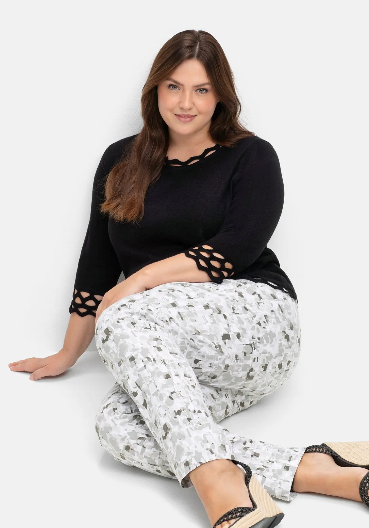 Schmale Bengalinhose mit Alloverdruck