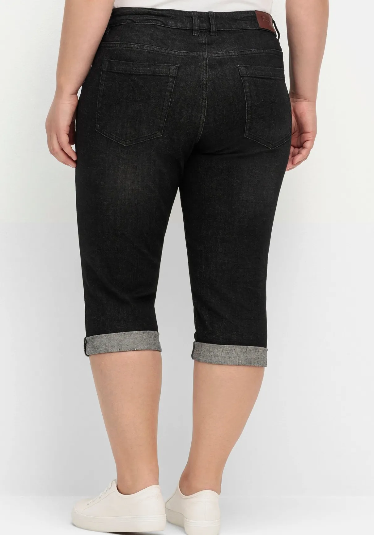 Schmale Caprijeans mit Used-Effekten