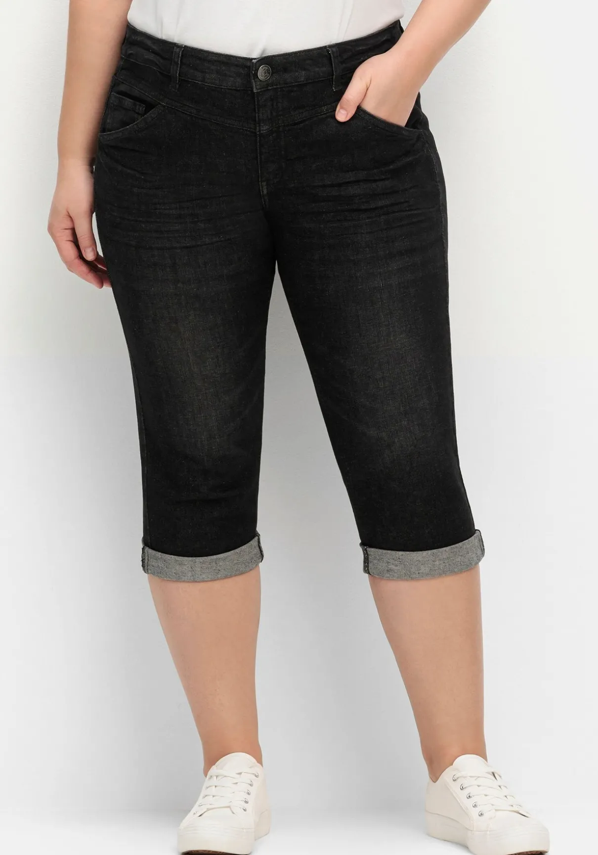 Schmale Caprijeans mit Used-Effekten