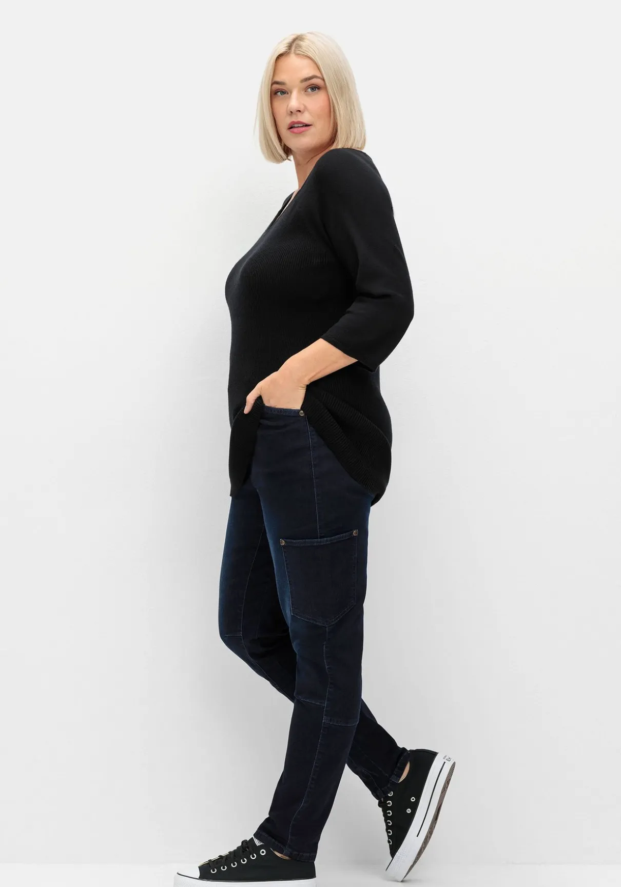 Schmale Cargo-Jeans mit Tasche seitlich am Bein