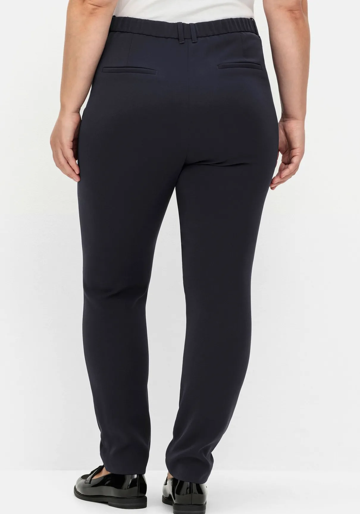 Schmale gepflegte Hose mit Teilgummibund