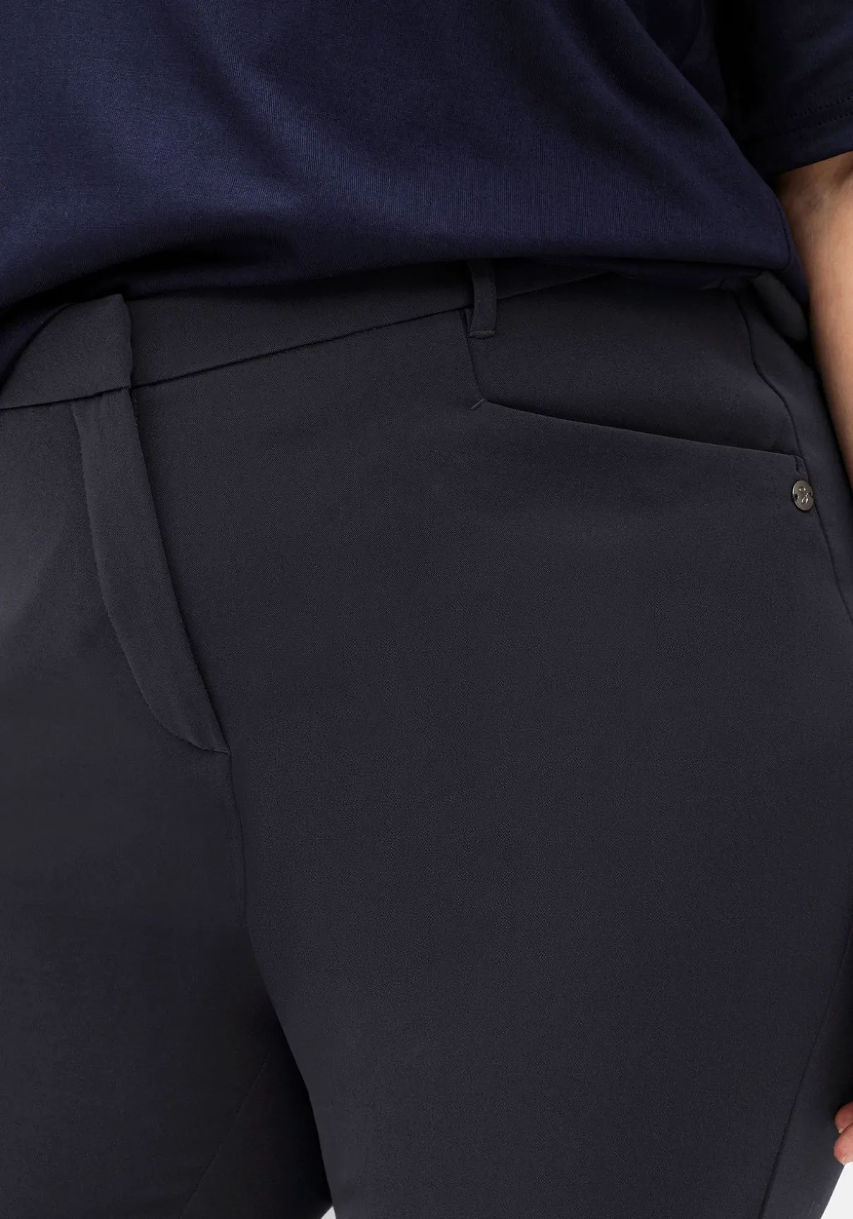 Schmale gepflegte Hose mit Teilgummibund