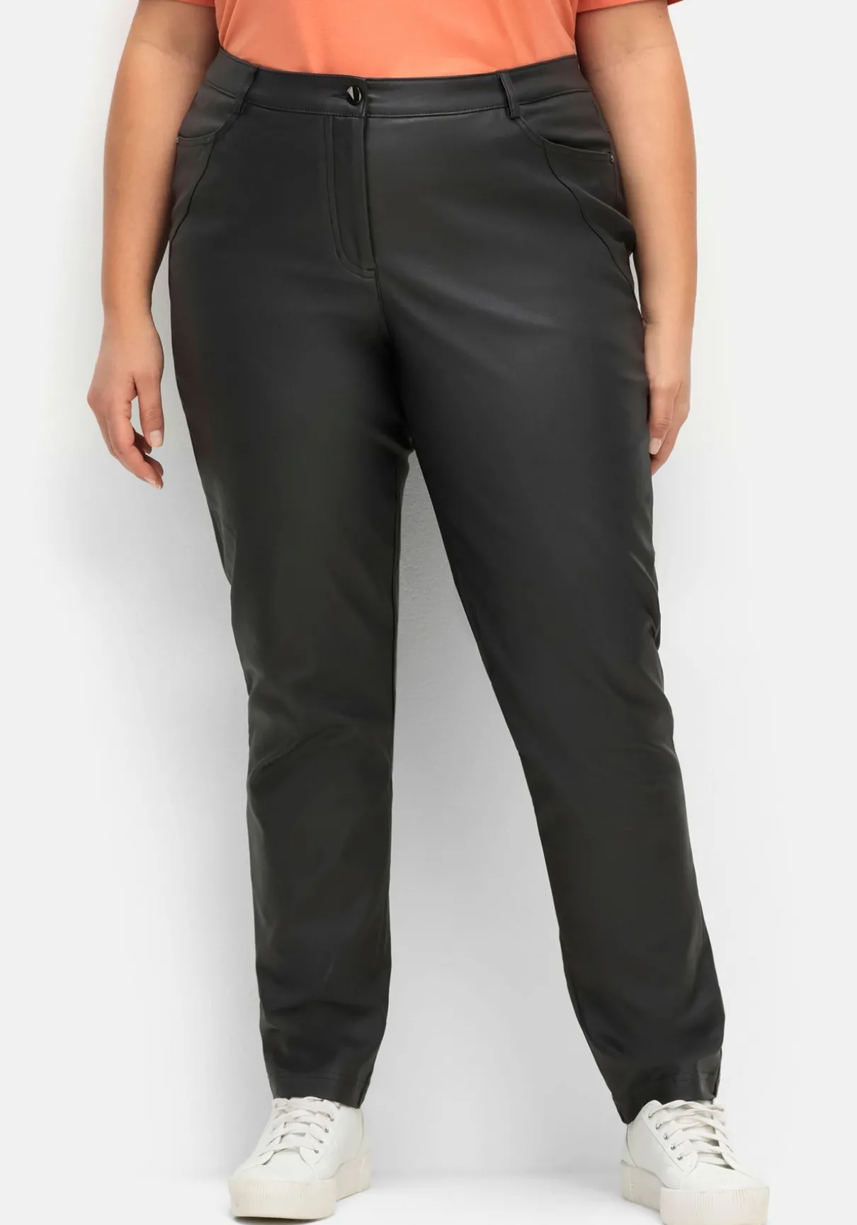 Schmale Hose in beschichteter Lederoptik