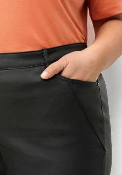 Schmale Hose in beschichteter Lederoptik