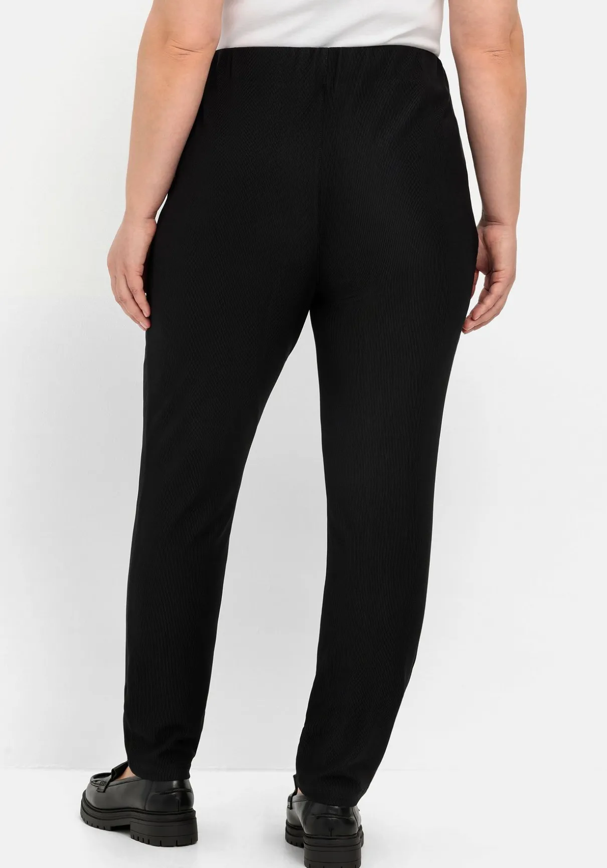 Schmale Hose in feiner Rippstruktur, mit Schlupfbund