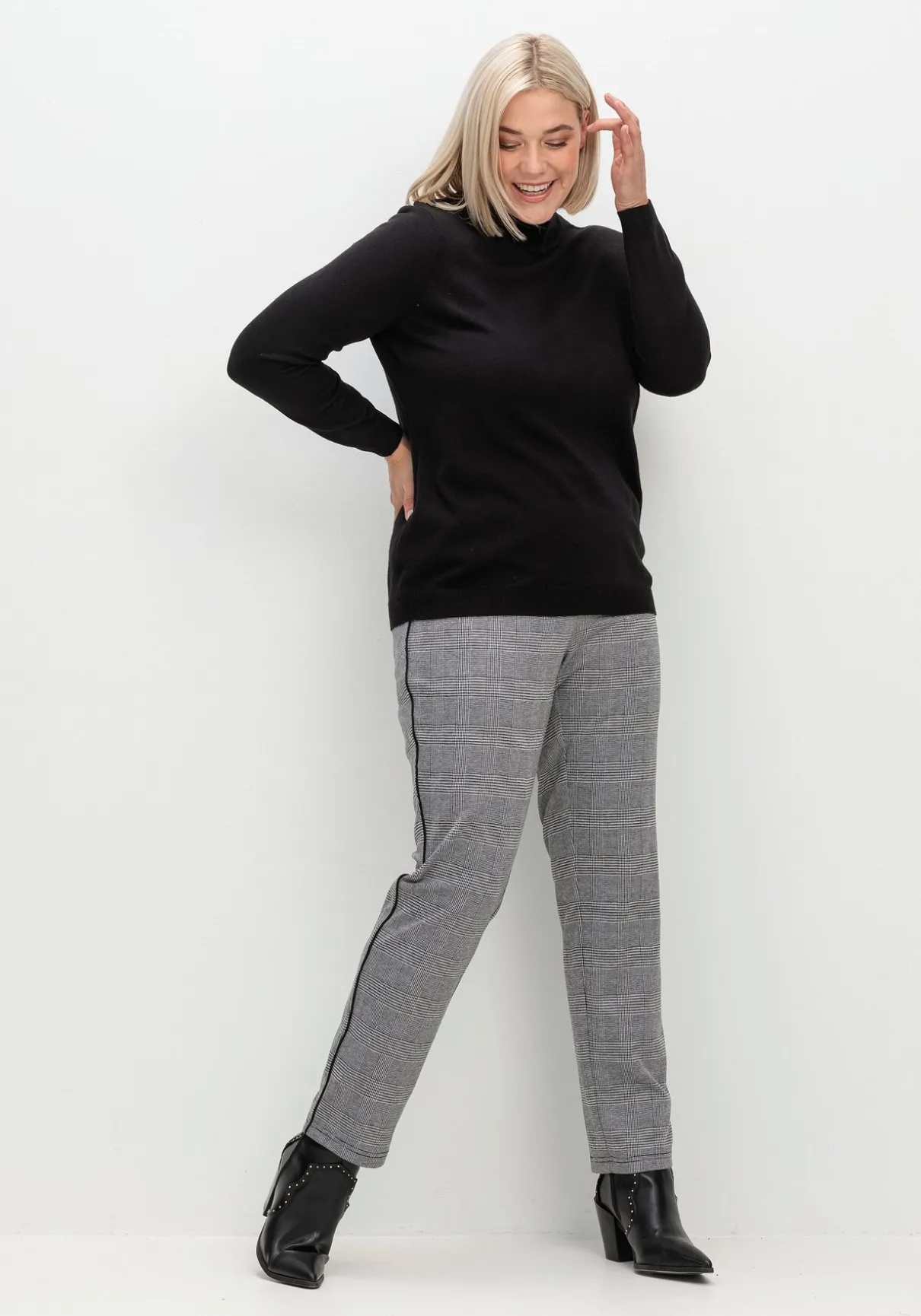 Schmale Hose mit grafischem Muster und Stretchbund