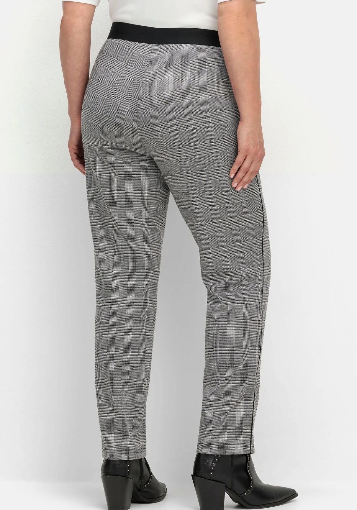 Schmale Hose mit grafischem Muster und Stretchbund