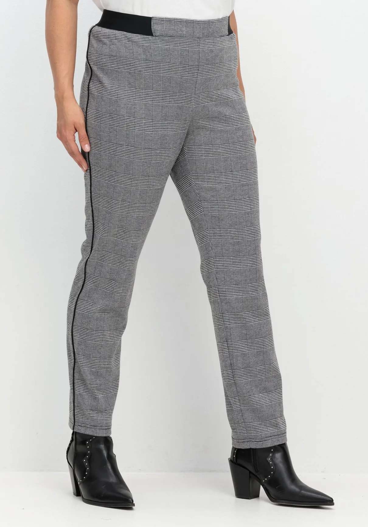 Schmale Hose mit grafischem Muster und Stretchbund