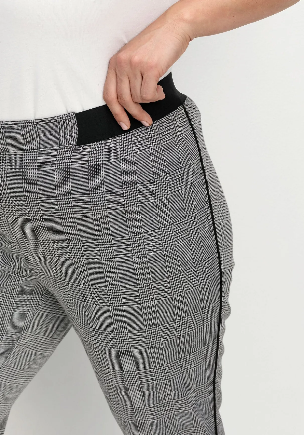 Schmale Hose mit grafischem Muster und Stretchbund