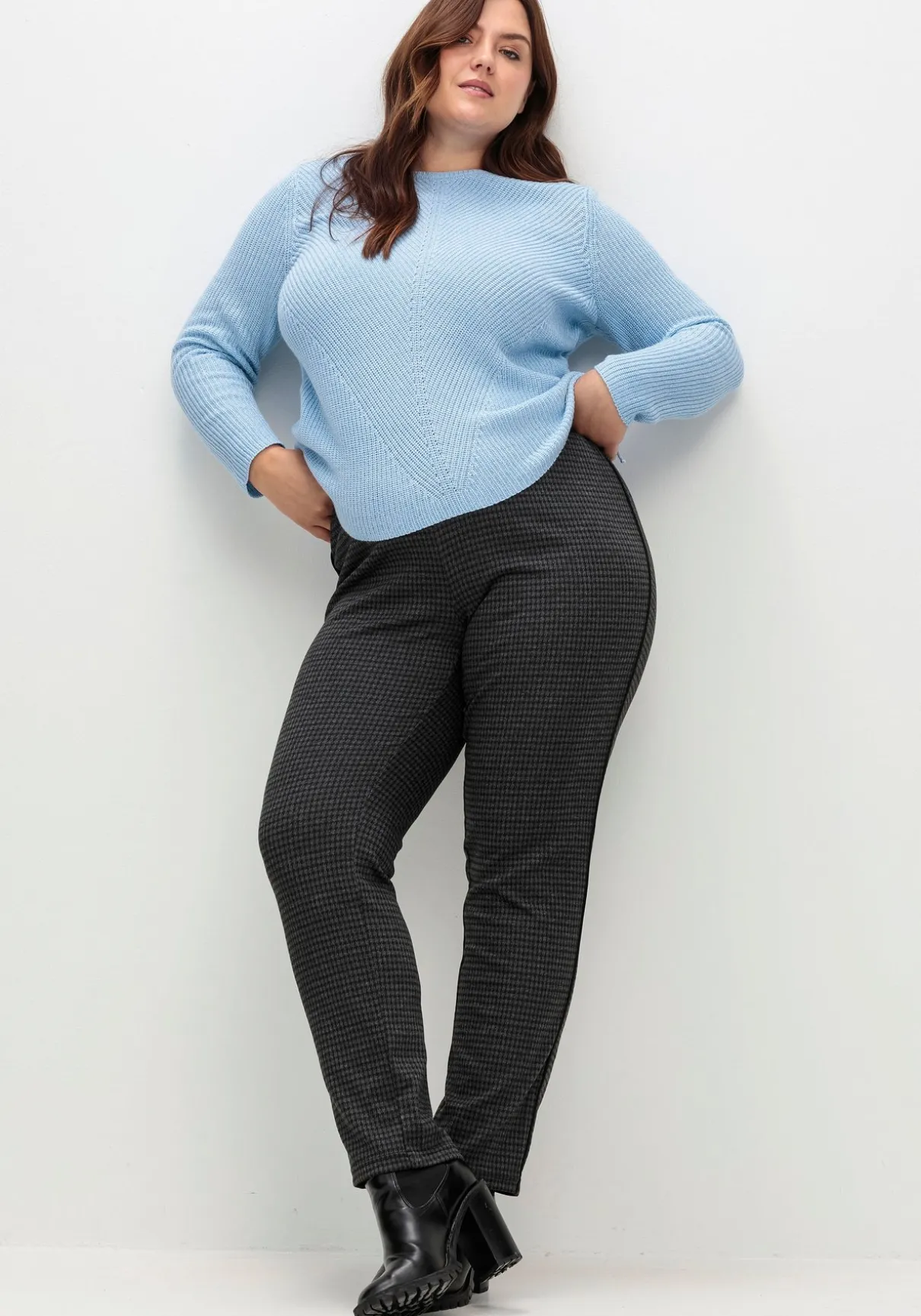 Schmale Hose mit grafischem Muster und Stretchbund