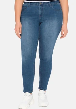 Schmale Jeans im Curvy-Schnitt SUSANNE