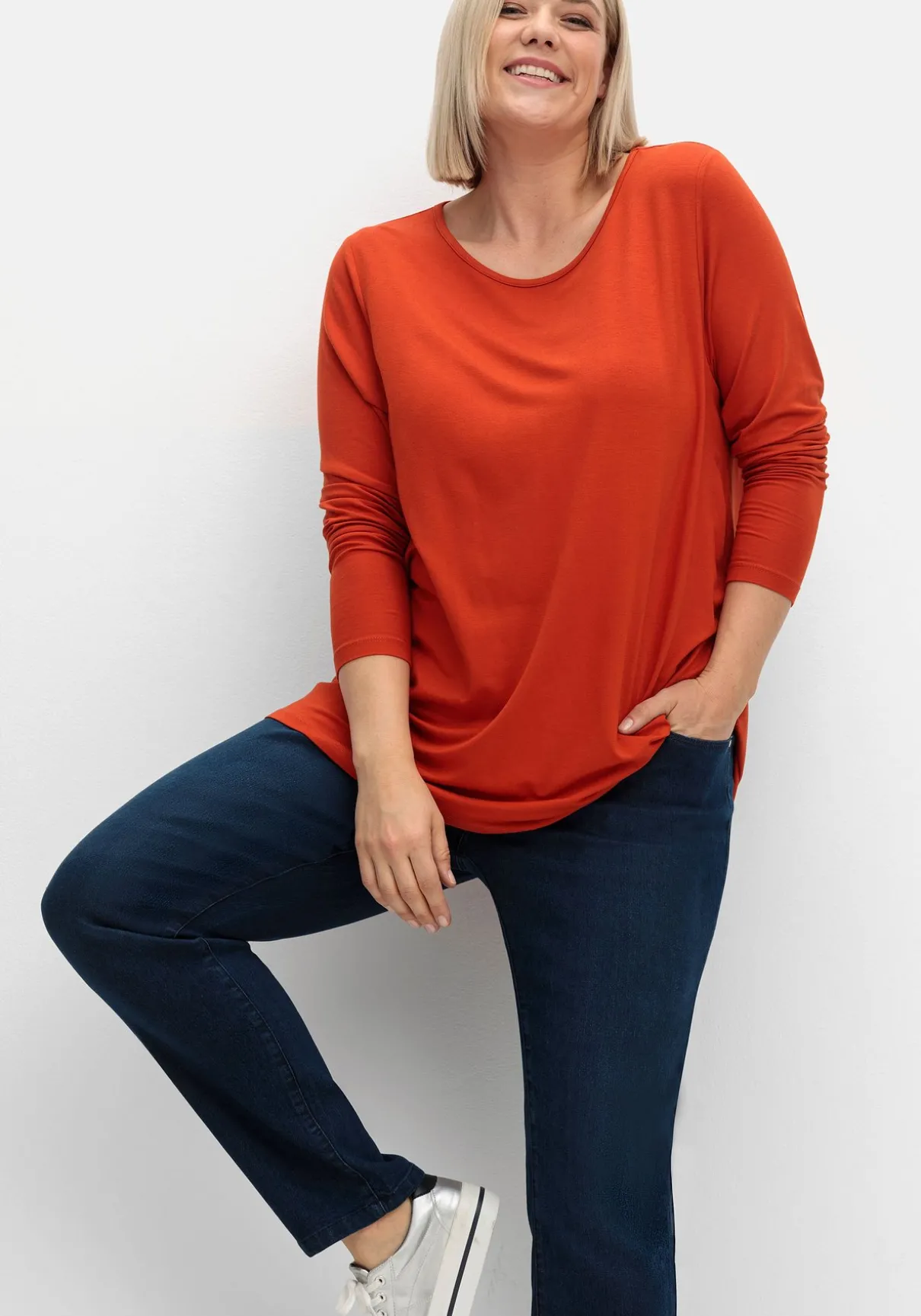 Schmale Jeans mit Glitzer-Zierband am Bund