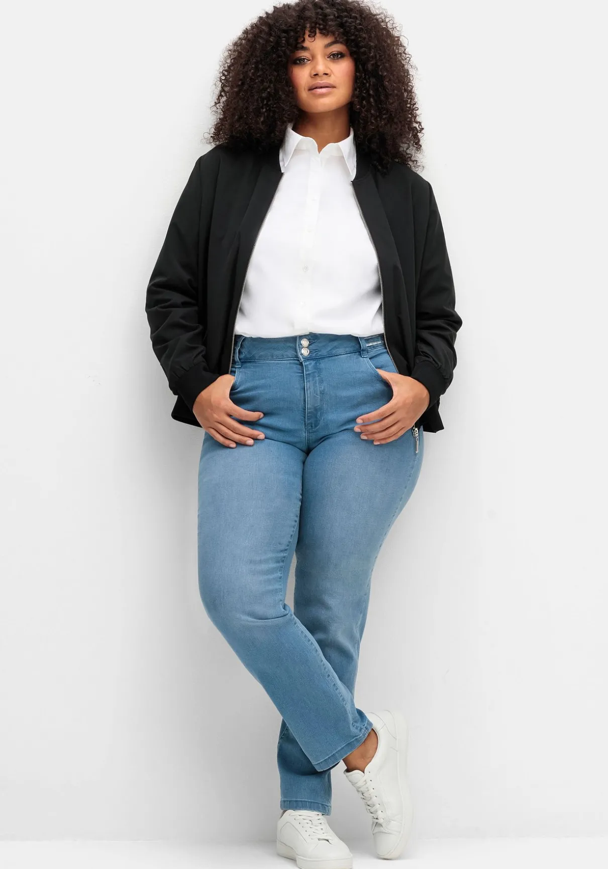 Schmale Jeans mit Glitzer-Zierband am Bund