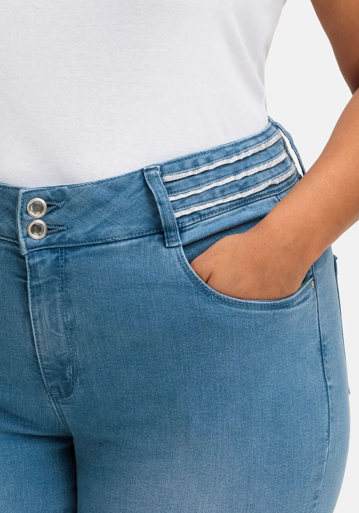 Schmale Jeans mit Glitzer-Zierband am Bund