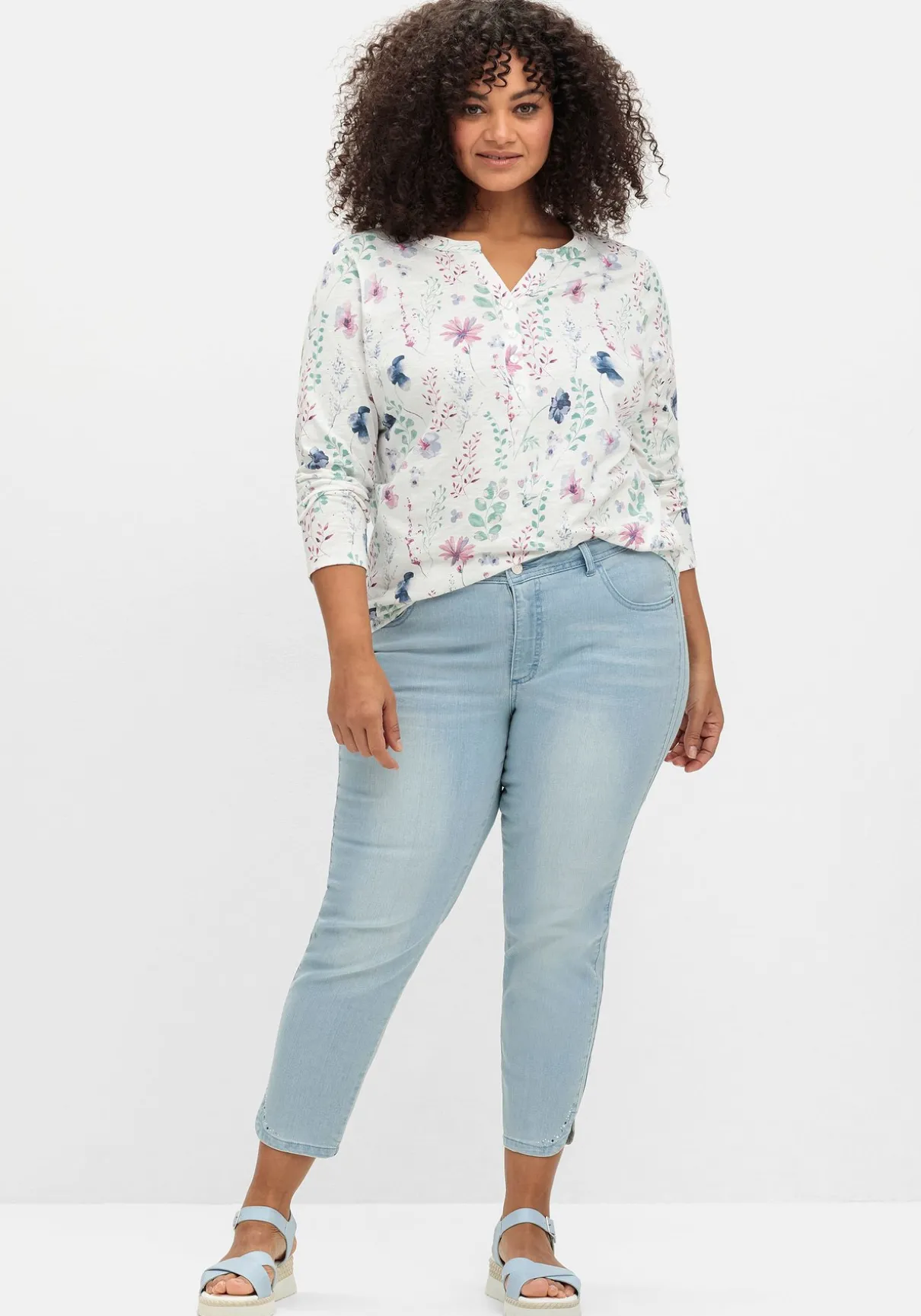 Schmale 7/8-Jeans mit Glitzersteinen am Saum