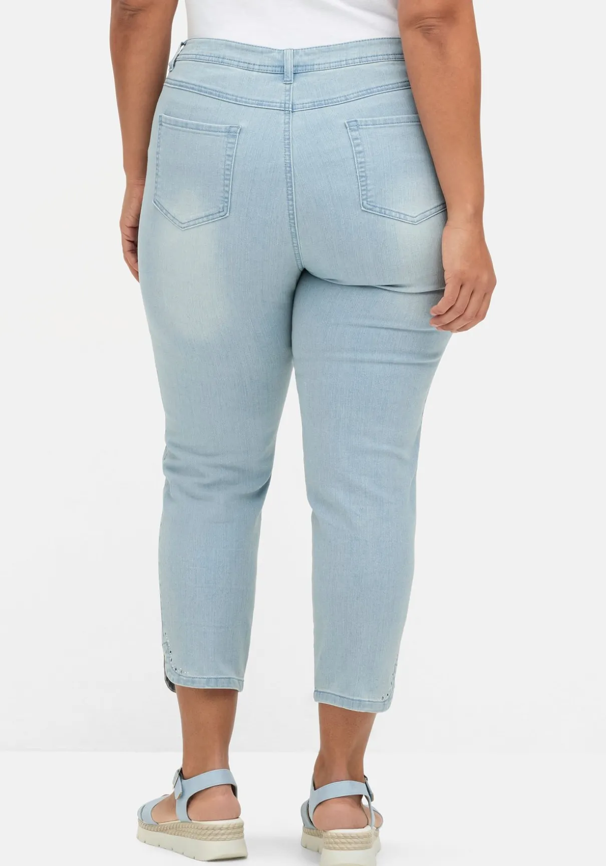 Schmale 7/8-Jeans mit Glitzersteinen am Saum