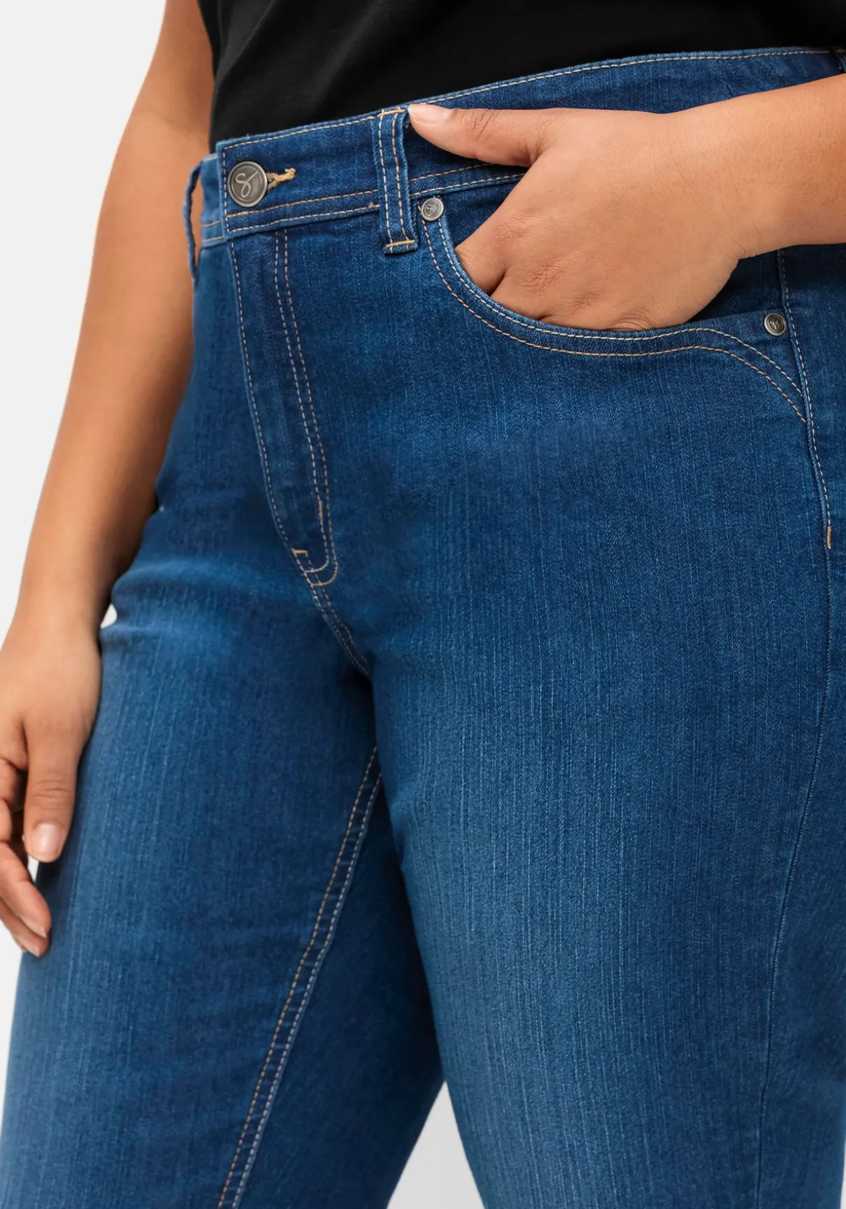 Schmale 7/8-Jeans mit Kontrasttape innen am Saum