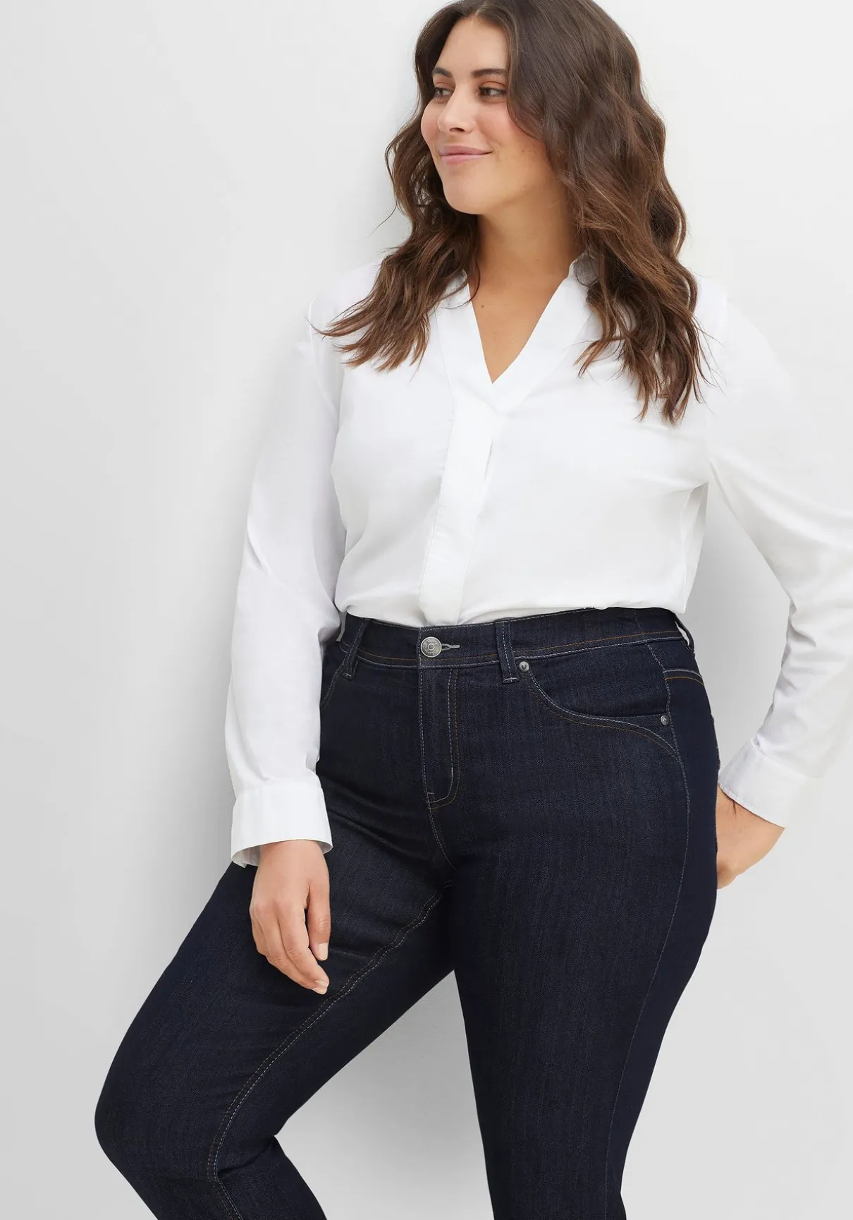 Schmale Jeans mit Kontrastnähten