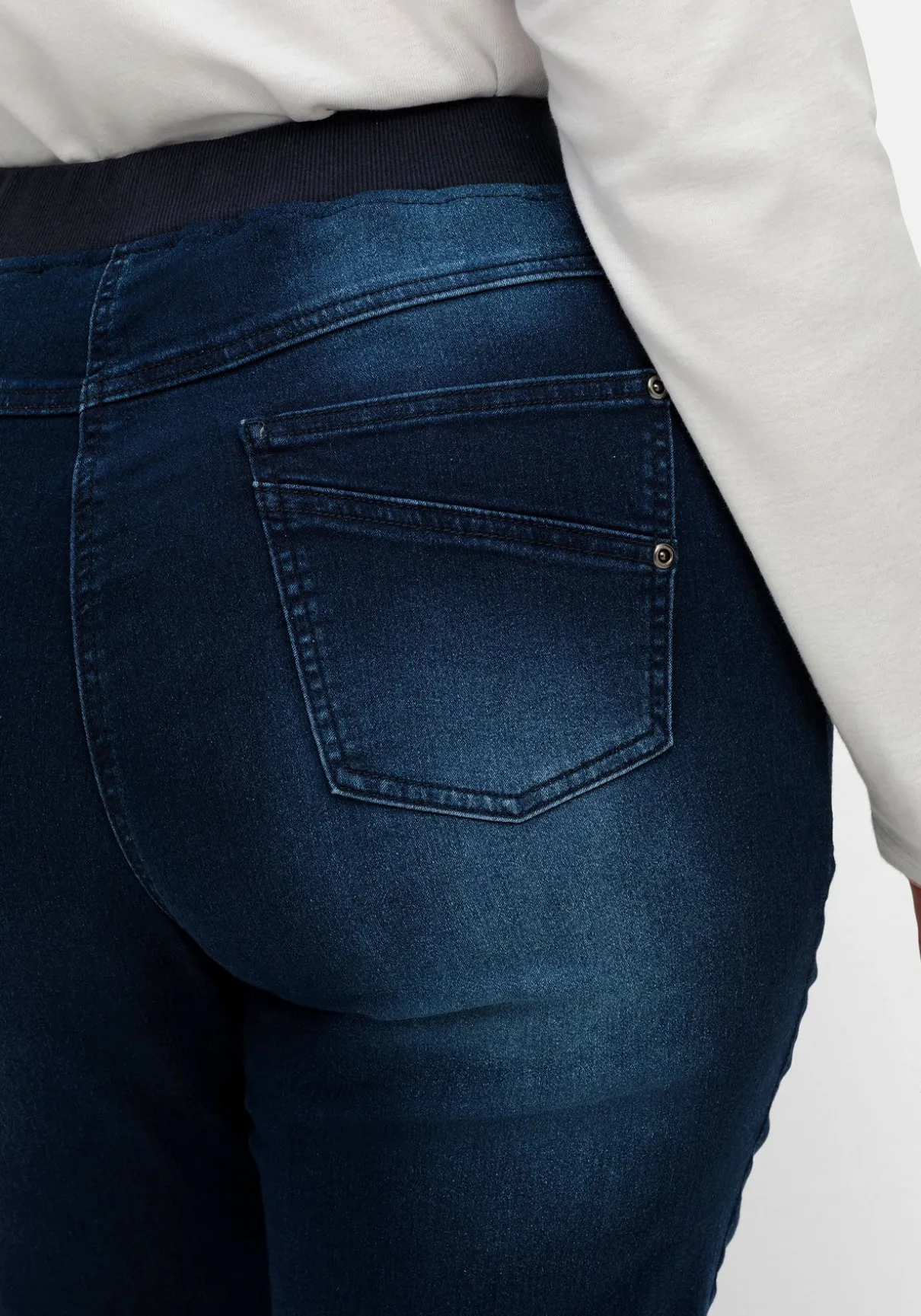 Schmale Jeans mit Rippstrick-Dehnbund