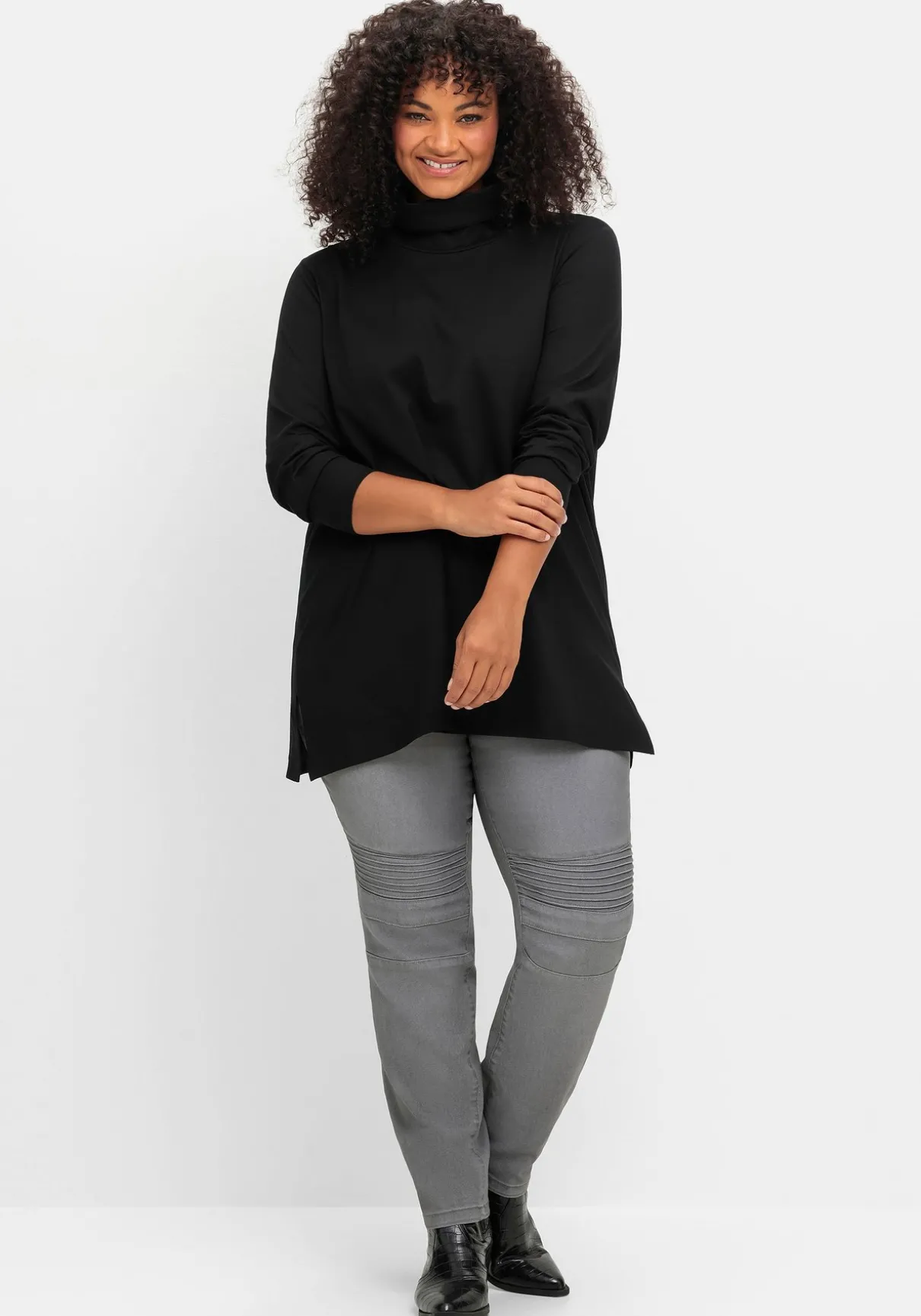 Schmale Jeans mit Ziernieten und Biesen