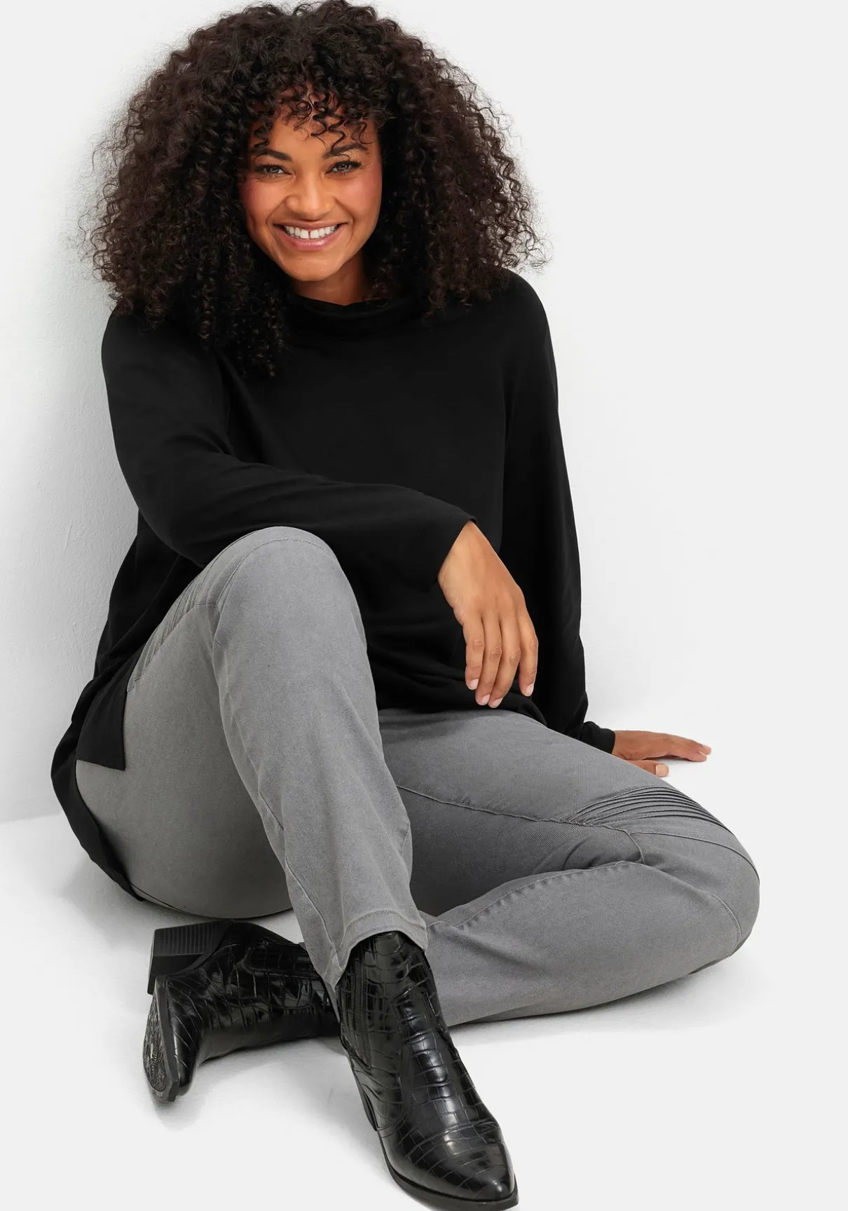 Schmale Jeans mit Ziernieten und Biesen