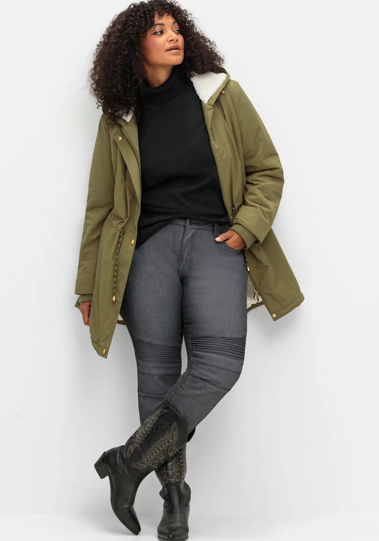 Schmale Jeans mit Ziernieten und Biesen