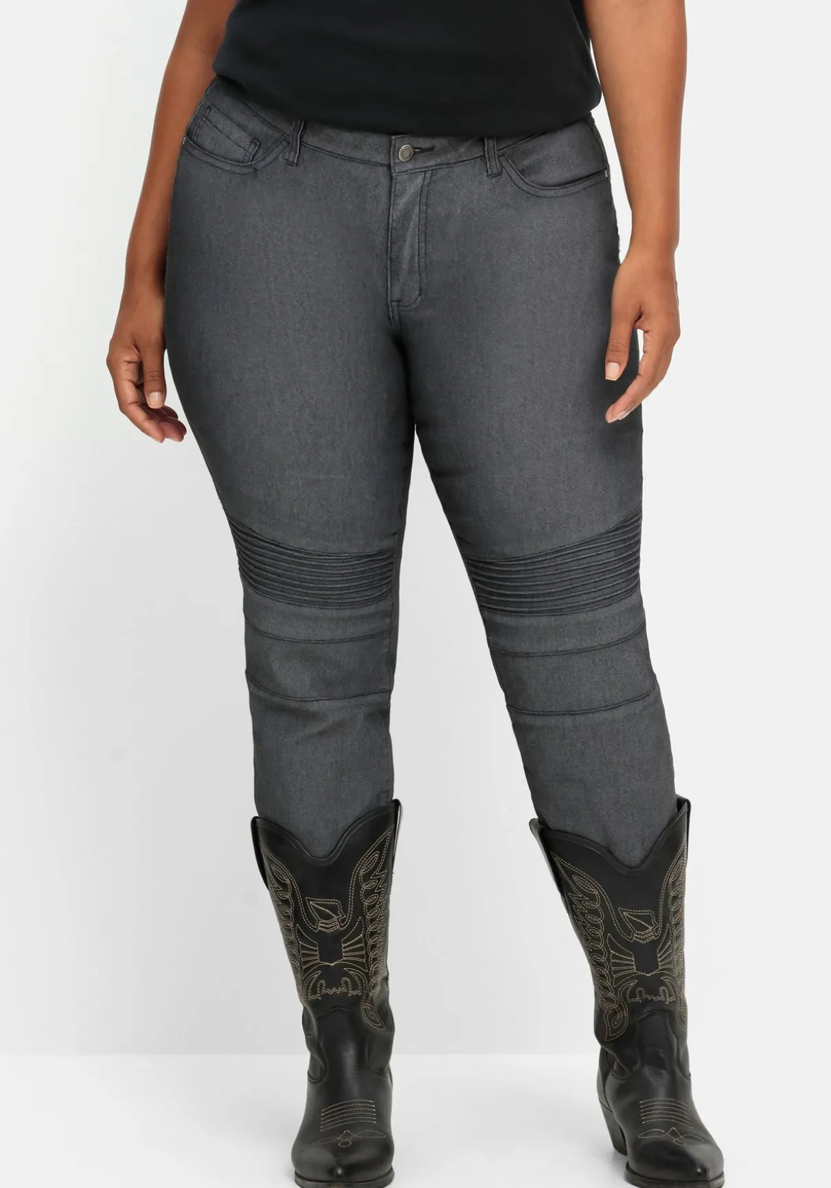 Schmale Jeans mit Ziernieten und Biesen