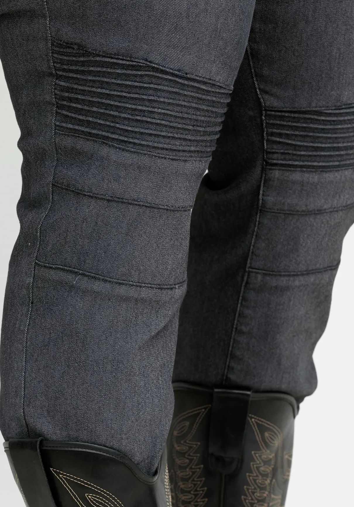 Schmale Jeans mit Ziernieten und Biesen