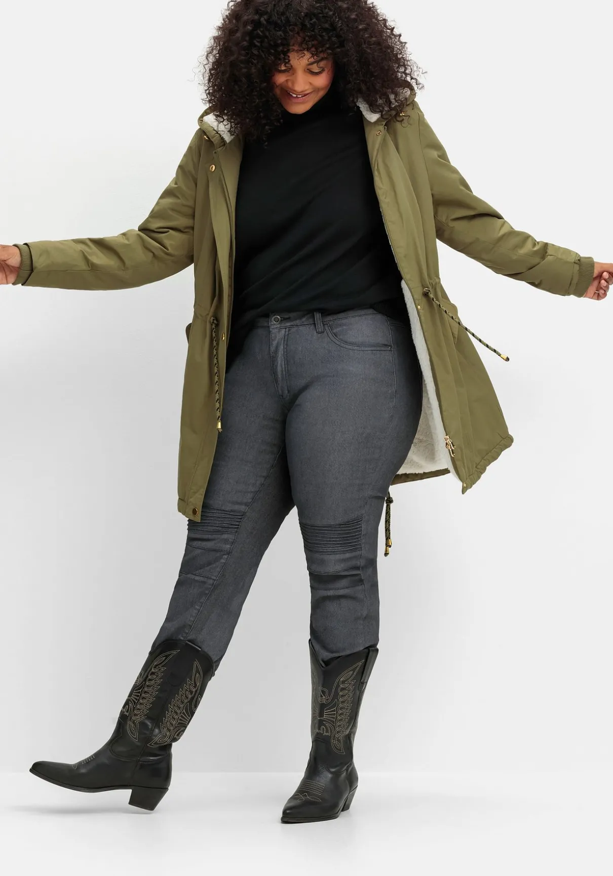 Schmale Jeans mit Ziernieten und Biesen