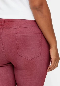 Schmale Jeans mit Ziernieten und Biesen