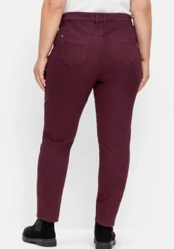 Schmale Twillhose mit Stickerei und Ziernähten